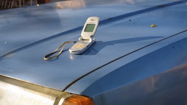Véčkový mobil z přelomu tisíciletí ležící na kapotě auta jako metafora emo nostalgie, na kterou Wendy's svým albem cílí