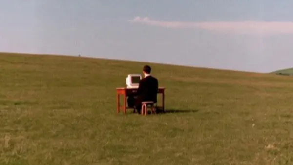 Tři retro kotoučové telefony vedle sebe, červený, tyrkysový a růžový