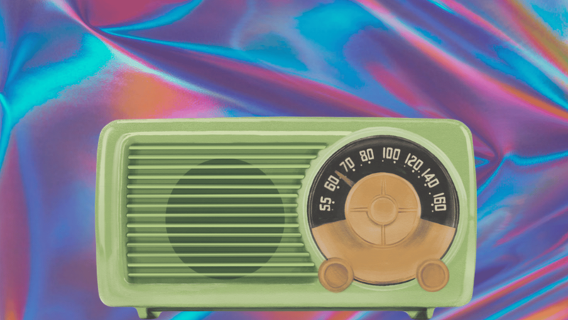 Zelené retro rádio s laděnou stupnicí na holografickém fialovém pozadí