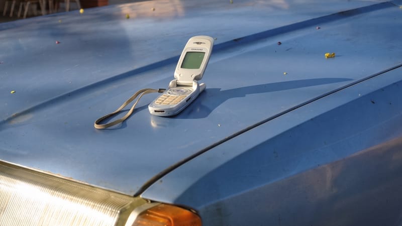 Véčkový mobil z přelomu tisíciletí ležící na kapotě auta jako metafora emo nostalgie, na kterou Wendy's svým albem cílí