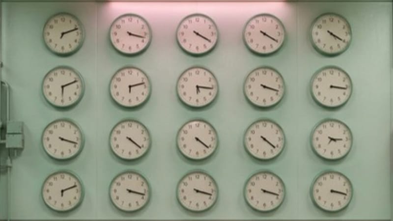 Mátově zelená stěna s dvaceti nástěnnými hodinami jako metafora první hodiny předprodeje, za kterou značka Agende utržila 250 tisíc liber